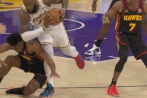 九游体育-卫冕冠军迎噩耗！詹姆斯脚踝高位扭伤将无限期休战