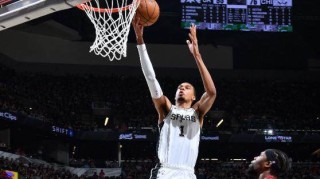 九游-8分40秒砍两双！文班亚马创NBA历史最快纪录
